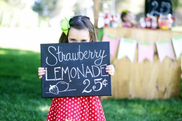 Strawberry Party: Strawberry Lemonade Stand Play Date-Mimi's Dollhouse