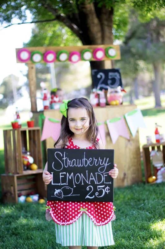 Strawberry Party: Strawberry Lemonade Stand Play Date-Mimi's Dollhouse