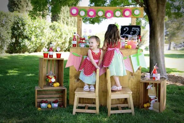 Strawberry Party: Strawberry Lemonade Stand Play Date-Mimi's Dollhouse