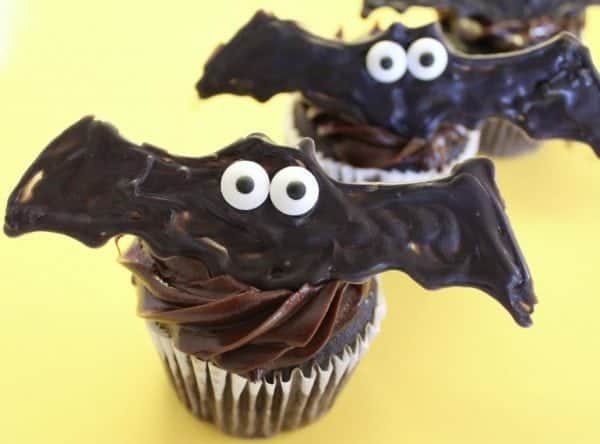 Halloween: DIY Bat Cupcakes & Bat Cookies. Celebrate Halloween with some super easy bat cupcakes and bat cookies. #baking #halloween #parties #food #holiday #cupcakes #cookies