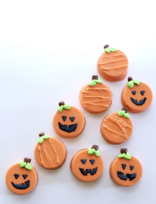 DIY Pumpkin Oreos and Pumpkin Cupcakes for Halloween. If you are feeling festive for fall or want to get your Halloween on, pumpkin Oreos and pumpkin cupcakes are an easy treat to whip up at home with your kids!! #halloween #pumpkin #autumn #fall #parties #baking #diy #kids #birthdays